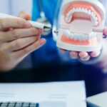 Veja como controlar com clareza o dinheiro que entra e sai da sua clínica odontológica com dicas práticas de fluxo de caixa para dentistas autônomos.