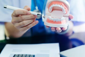 Veja como controlar com clareza o dinheiro que entra e sai da sua clínica odontológica com dicas práticas de fluxo de caixa para dentistas autônomos.