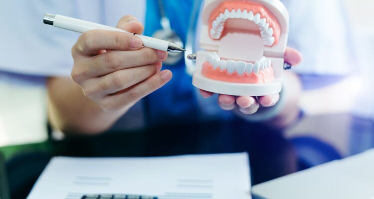 Veja como controlar com clareza o dinheiro que entra e sai da sua clínica odontológica com dicas práticas de fluxo de caixa para dentistas autônomos.