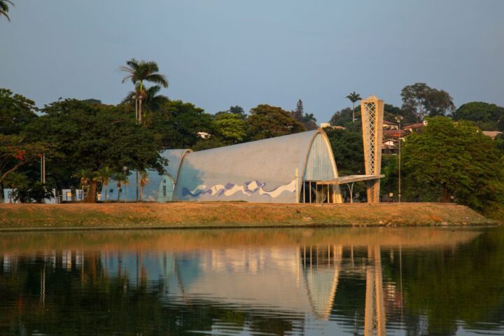 Comparativo O Duelo de Gigantes — Quanto Custa Viver em Florianópolis vs. Belo Horizonte