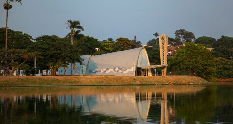 Comparativo O Duelo de Gigantes — Quanto Custa Viver em Florianópolis vs. Belo Horizonte